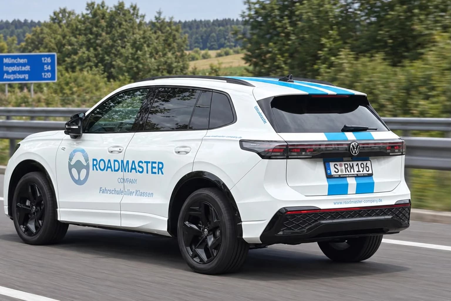 Fahrschulauto der Roadmaster Company auf der Autobahn